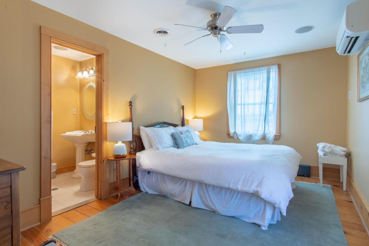 Emilyville Inn Campbellford Экстерьер фото