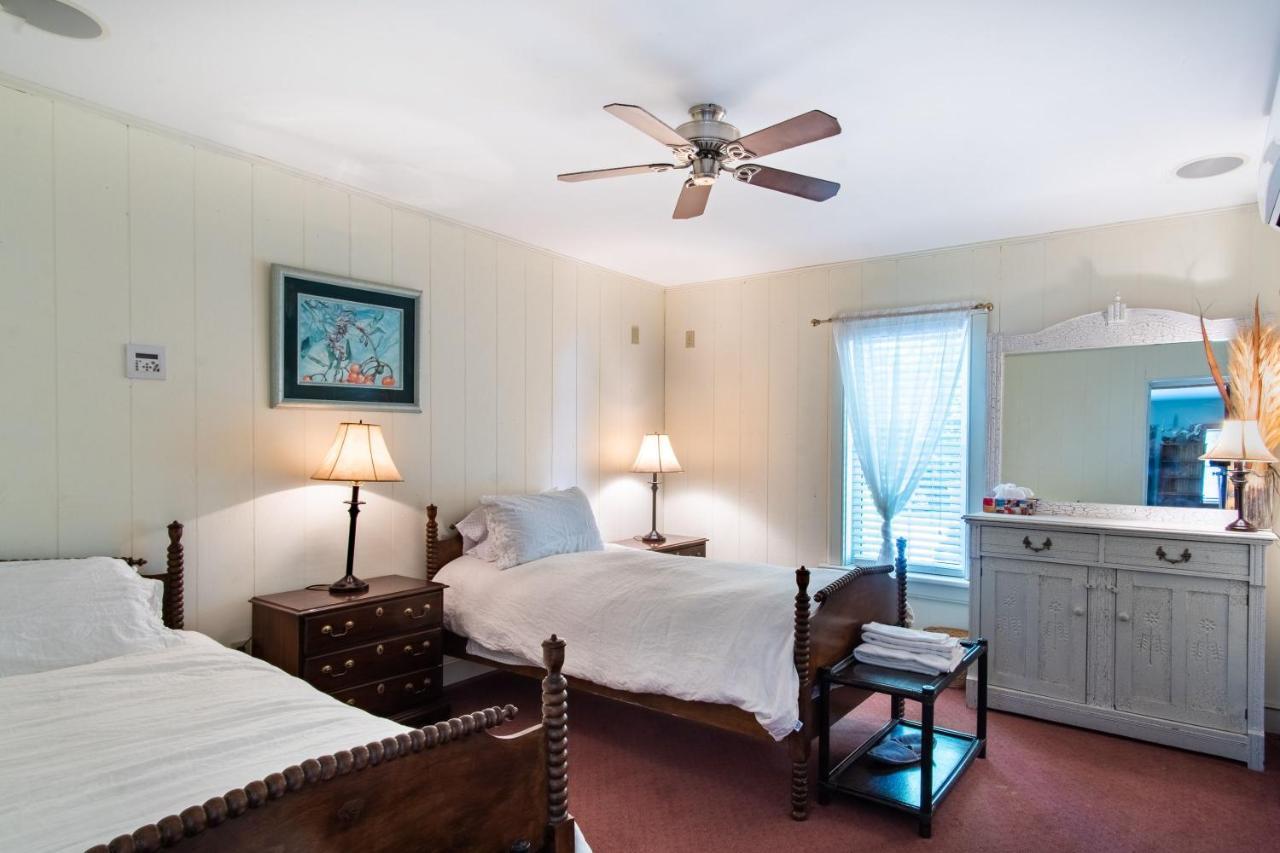Emilyville Inn Campbellford Экстерьер фото