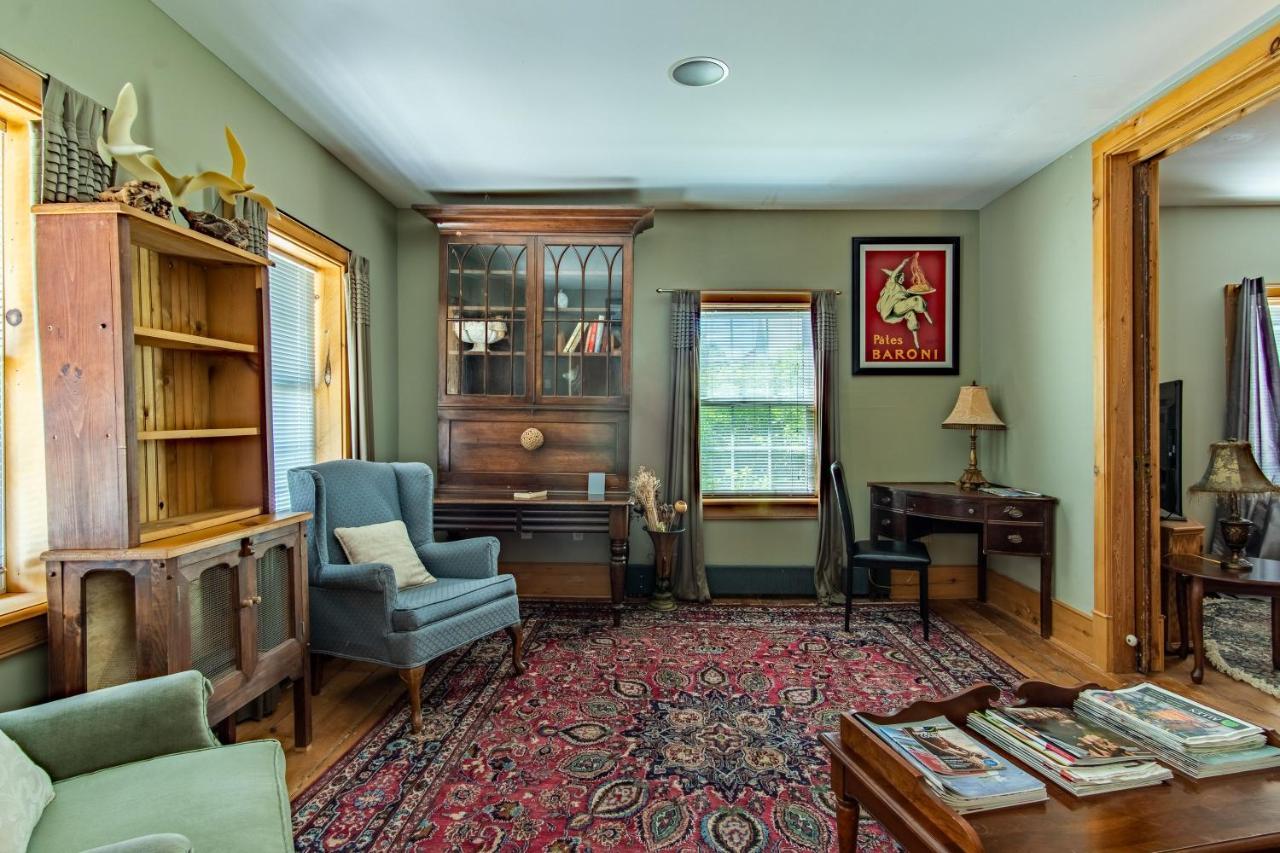 Emilyville Inn Campbellford Экстерьер фото