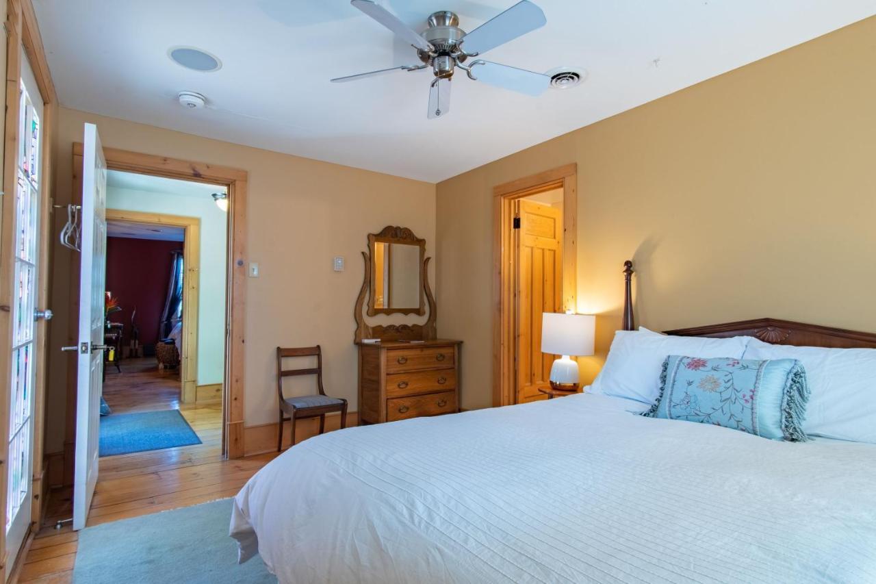 Emilyville Inn Campbellford Экстерьер фото