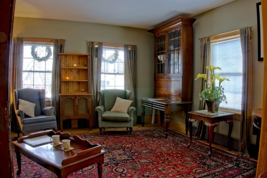 Emilyville Inn Campbellford Экстерьер фото