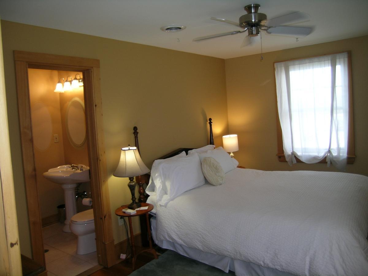Emilyville Inn Campbellford Экстерьер фото