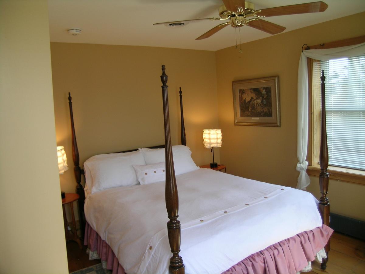 Emilyville Inn Campbellford Экстерьер фото