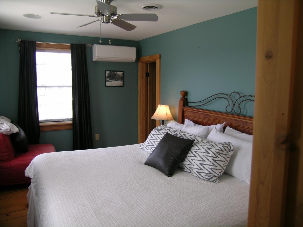 Emilyville Inn Campbellford Экстерьер фото