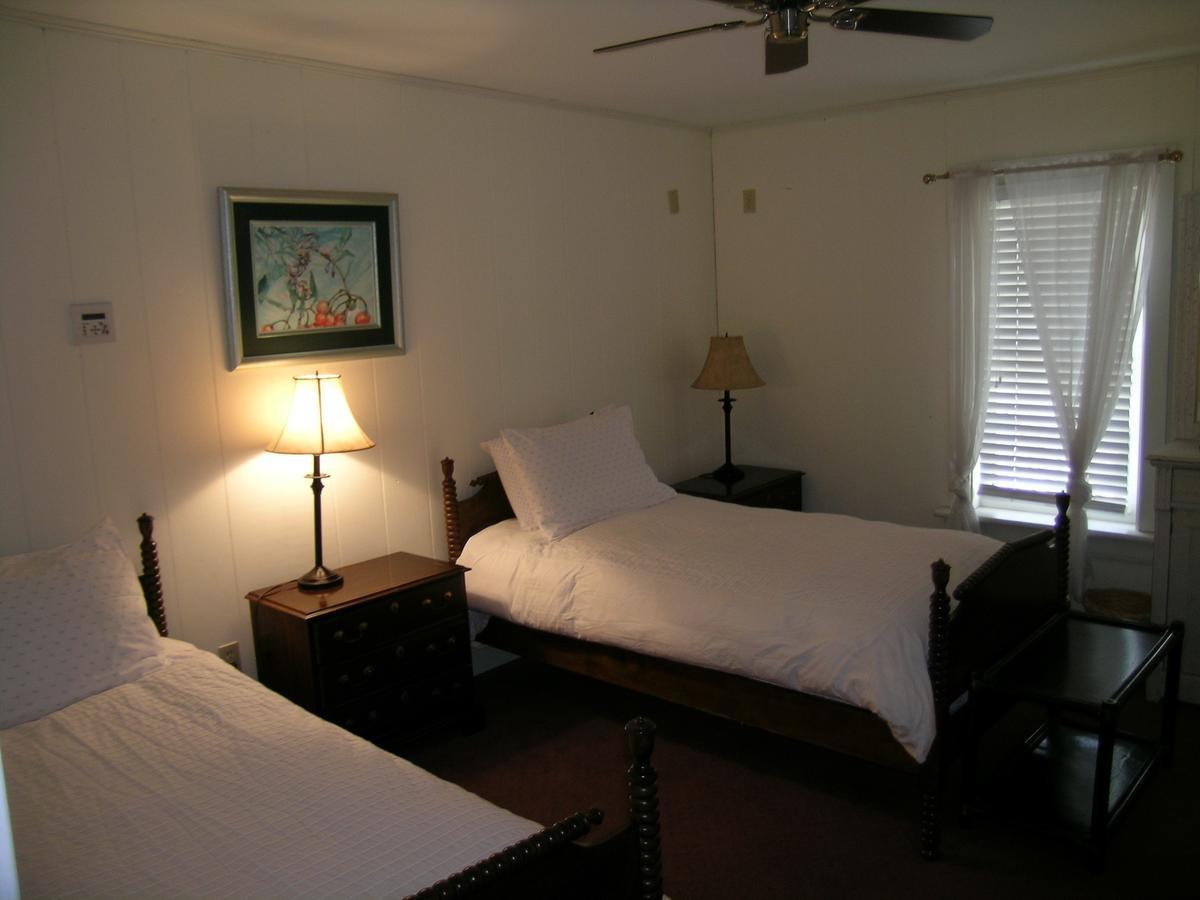 Emilyville Inn Campbellford Экстерьер фото
